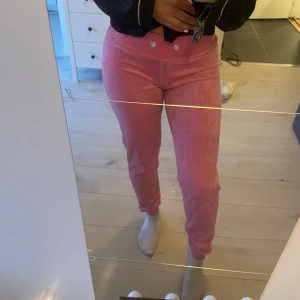 Rosa manchesterbyxor med hög midja - Säljer ett par snygga rosa manchesterbyxor med hög midja och raka ben. perfekta för dig som vill sticka ut med färg. Sköna och trendiga till vardags eller när du vill vara extra cool.