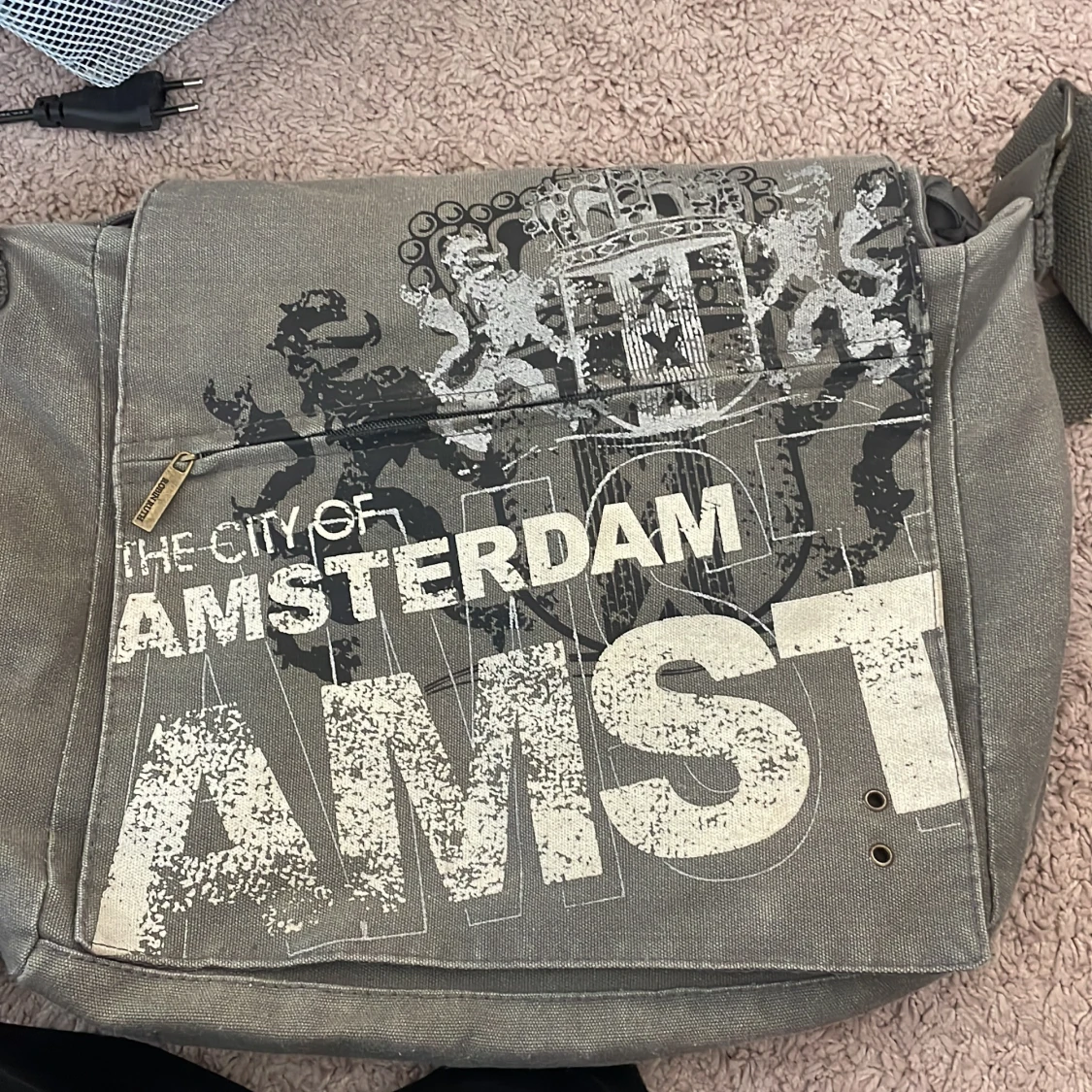 Grå axelväska med Amsterdam-tryck från Robin Ruth - 1