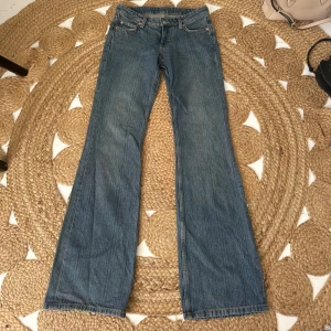 Low waist bootcut jeans - Innebenslängd: 83 cm, midjemått 35cm