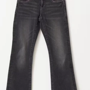 Svarta bootcut jeans med broderade bakfickor - Snygga svarta bootcut jeans med coola broderade detaljer på bakfickorna. Jeansen har en klassisk femficksdesign och lätt tvättade partier framtill och baktill. Perfekta för dig som vill ha en tidlös men ändå unik look. Og pris: 400kr inte använd! Storlek: 158-164