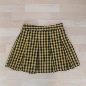 Gul och svart rutig kjol  - En jättefin svart och gul rutig kjol. Säljer för att den är för liten och används därför inte. 💖 Går även att förhandla om pris. 💖