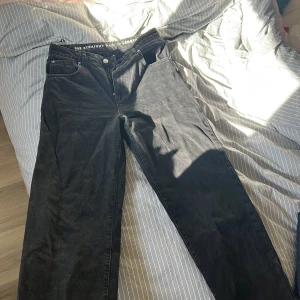 Svarta 90s straight jeans - Säljer ett par svarta jeans med rak passform och hög midja. Modellen är '90s straight' med dragkedja och knapp framtill. Midjemått W29, längd 32. Perfekt längd på mig som är 175, desvärre har jag växt på bredden så att säga, och de passar inte längre :(. Kan mötas upp i Göteborg! 