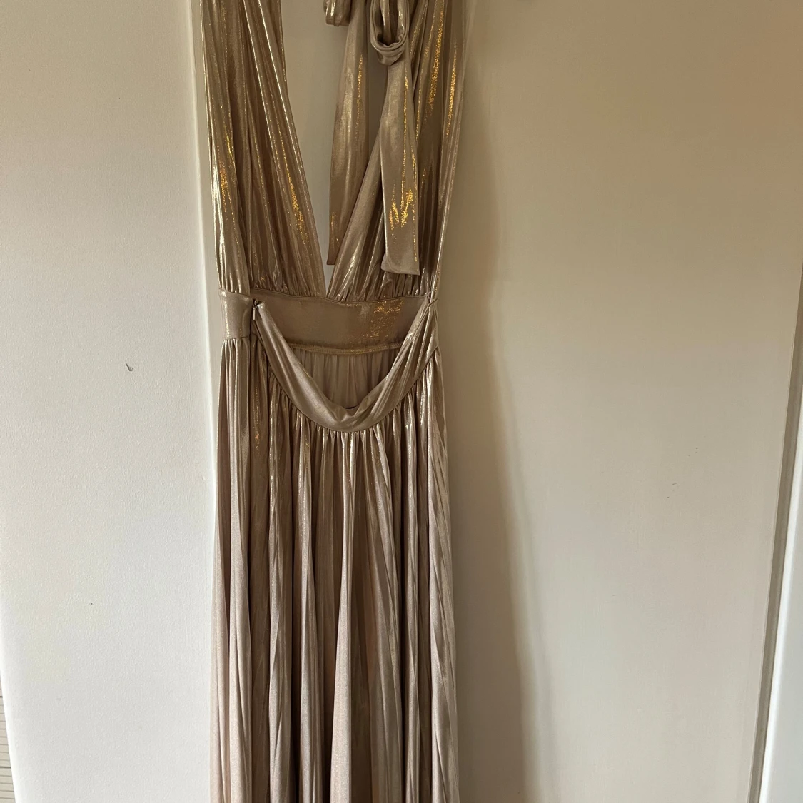 Guldig balklänning från Goddiva London - 2