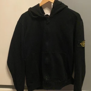 Stone island zip - En stone island zip, hel svart i storlek L men passar M