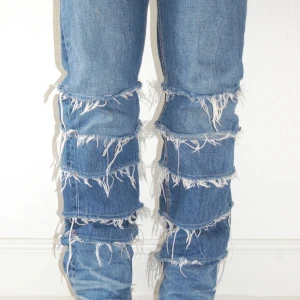 Blå jeans med flera slitna detaljer - Unika jeans som i grunden är Zaras mid rise jeans i mörkblått men som är omsydda. De är slitna och lite trasiga längst ned vid hälarna (se sista bilden). Annars är de i gott skick❤️