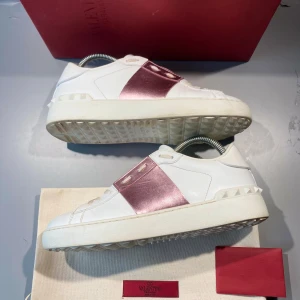 Valentino skor - Hej! Säljer nu mina skor från märket Valentino, storlek 38.5 bra skick, givetvis äkta. Tveka inte på att höra av dig om du har frågor eller funderingar kring skorna! 