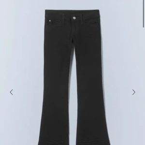 Svarta bootcut jeans Cheap Monday - Svarta jeans från Cheap Monday modell Booty Bei. Inte så använda kanske runt 4 gånger. Bra pris eftersom dom är nästan som nya!! Storlek 28/30 vilket är som en S. Skriv om frågor ❤️
