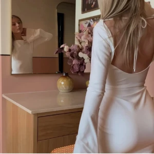 Vit klänning från by Stina! - Säljer denna superfina vita klänningen från by Stina! Perfekt till student eller skolavslutning, den är i stl xs och är endast använd en gång. Nypris 899, mot pris, 549kr🥰🥰