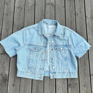 Jeansjacka - Säljer den här super fina jeansjackan som jag har klippt av armarna på, vilket gör det till en trelvartsärmad jacka!