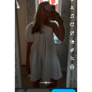 Vit one shoulder klänning - Säljer min off shoulder klänning som inte kommer till användning. Har endast används en gång på en skolavslutning.