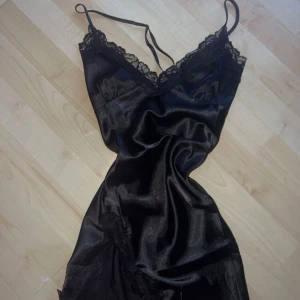 Svart silkesnattlinne - Oanvänt nytt svart silkesnattlinne i stl XS som ej satt i min smak  🙌🏼😍 Passar XS-S  (vissa lånade bilder)