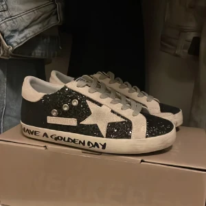 Golden goose skor - Golden goose skor i storlek 38, finns tecken på användning men endast sulan, kommer självklart göra rent dom innan jag säljer, annars är de i gott skick!🥰 man får med låda