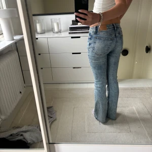 Low waist jeans - Jeans från weekday i storlek 32 men passar också 34