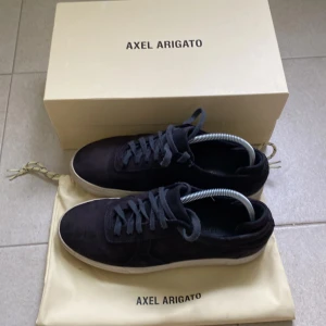 Axel Arigato skor - Säljer nu mina blåa Axel Arigato skor, nypris 2499! Skicket är 6/10, mitt pris 550, hör av er vid funderingar eller prisförslag!
