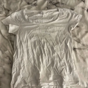 Vit basic t-shirt med rund hals - En klassisk vit t-shirt från 157 med rund halsringning och korta ärmar. Perfekt att matcha med jeans eller shorts för en enkel och clean look.