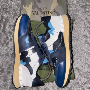 Valentino rockrunners  - Pris kan diskuteras!Säljer ett par Valentino Rockrunner. Skick 9/10. Nypris runt 4000kr. Storlek 41. Hör av er vid funderingar!