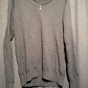 3 halvzip tröjor - 3 halvzip tröjor. 1 grå 1 marinblå och 1 grön. Alla 3 för 150 pris kan diskuteras.