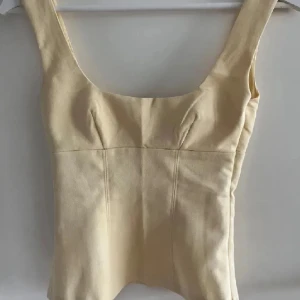 Gul top Hm - Trendig gul topp från hm. Tyvärr för liten för mig men annars nyskick med prislapp kvar! Slutsåld i butik och på nätet. Perfekt för en somrig look.