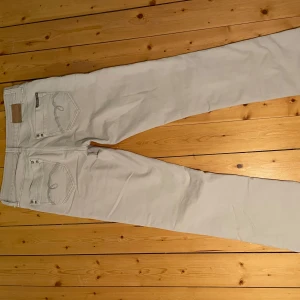 Vita low waist Mavi jeans - Low waist Mavi jeans, slitna i framfickorna, men annars fina. Strl 38💓