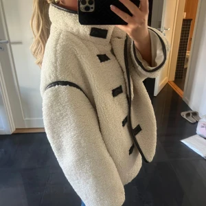 teddyjacka  - Såå snygg teddyjacka från HM i storlek M!