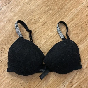 Spets Bh  - Spets bh 75 C med band där de står LOVE, går även att ta bort banden och ha utan! Från Lindex
