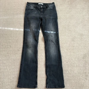 Svarta lågmidjade bootcut jeans från MNG - Säljer ett par svarta lågmidjade bootcut jeans från MNG.  Som tyvärr inte kommit till användning och därmed i mycket gott skick. Storlek 38😇😇