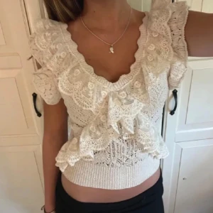 Vit volangtopp från Zara - Säljer denna superfina och söta vita blusen med spets och volangdetaljer. Den är en ljus krämvit färg och har inga fläckar eller likande då den är använd 1 gång. Bilderna är lånade men kan skicka fler bilder privat! Storlek s men skulle säga att den funkar nästan för vem som helst då den är av väldigt töjbart material🫶😇