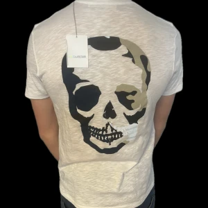 HELT NY Zadig & Voltaire T-shirt - Helt ny Zadig & Voltaire T-shirt med galet fett tryck på ryggen! || Nypris runt 1200kr || Storlek xs men sitter som S || Vid funderingar är det bara att skriva:)