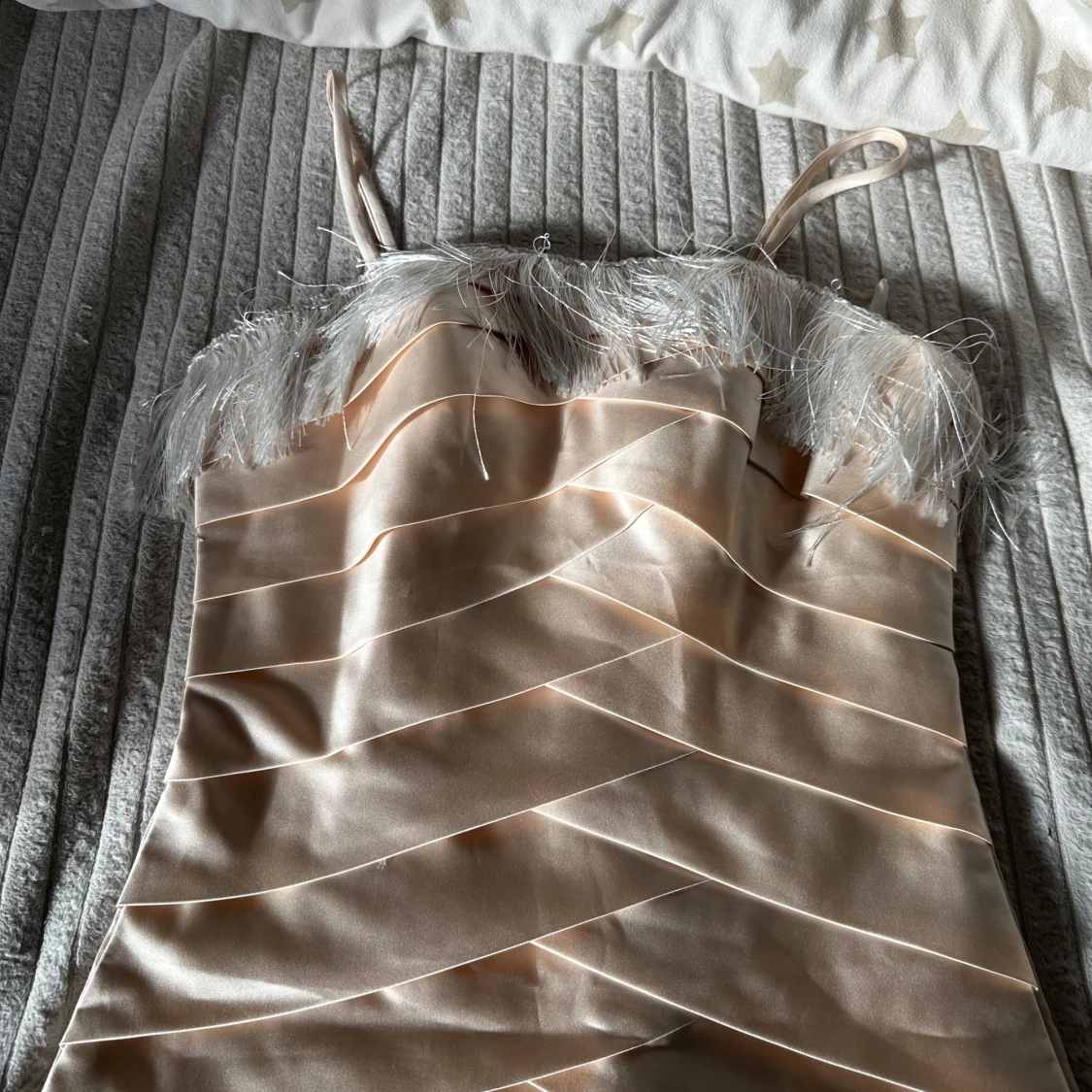 Champagnefärgad miniklänning med fransdetalj - 1