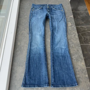 Lågmidjade jeans  - Jätte snygga lågmidjade jeans som tyvärr inte passar.                                                           Midjemått tvärsöver: 38-39cm                Midjehöjd: 19cm                                            Inerbens längd: 76cm