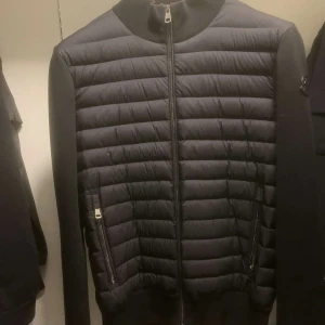 MONCLER CARDIGAN BLACK LABL - Säljer denna stiliga Moncler cardigan som jag har haft i sen förra höstas tror jag och det är inga skador på den, kvitto finns Ny pris är 12499. Väldigt fräsch och stilig👍