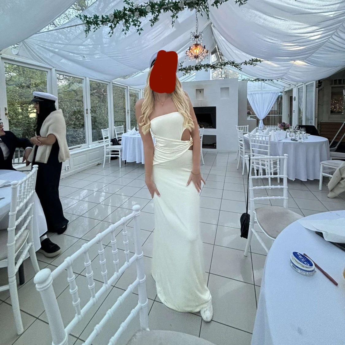 Ljusgul långklänning med cut-out och drapering - 2