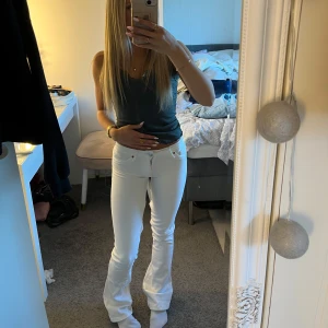 Vita bootcut jeans - vita bootcut jeans som är nersydda💓