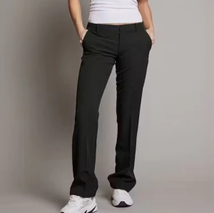 Bikbok kostymbyxor  - Säljer mina kostymbyxor från Bikbok i storlek 38, modellen heter PW Vera.