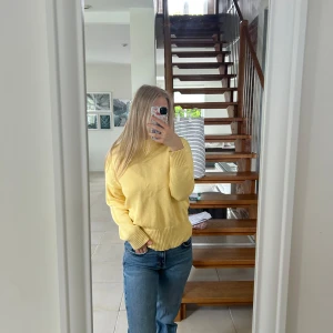 Gul stickad tröja - Säljer denna super fina gula stickade tröja som är perfekt nu till vårens garderob med lite färg men även perfekt till lite kallare sommar kvällar, använts fåtal gånger, storlek 36/s