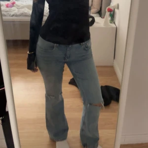 Jeans  - Jeans från lager 157 med hål i, köpa för ca en månad sen säljs då jag inte gillade längden på mig och hade önskat att de var längre , skulle även säga att de är en gnutta små i storleken