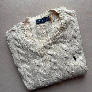 Kabel Stickad Ralph Lauren - vit - Ny kabelstickad pullover från Ralph Lauren i färgen vit /créme. Knappt använd och extremt fräsch. Ny pris 2200kr, mitt pris: 849kr. Se till att fynda nu!