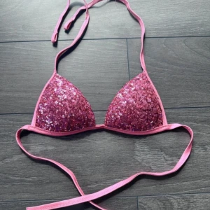 Calzedonia Bikini - Säljer denna fina bikini överdel från calzedonia då den tyvärr är för liten på mig🩷 strl xs 70b/65c 