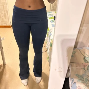 Yogapants - Mörkblå byxor i stretchigt material med normal passform. Modellen är enkel utan synliga detaljer och har långa ben.