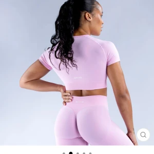 Ljusrosa träningset från Dfyne - Säljer ett par ljusrosa, tighta träningstights från dyfne med tillhörande topp. Kan sälja separat kom med prisförslag. Byxor M små i storlek topp S har en liten liten fläk i rosa som nästan inte syns