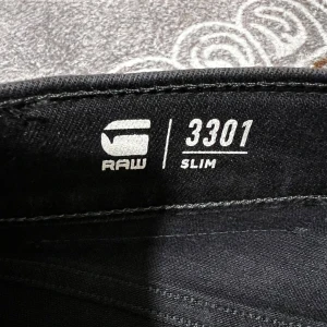 Svarta jeansbyxor G-Star RAW 3301 Slim - Säljer ett par svarta G-Star RAW 3301 Slim jeans. Byxorna har en smal passform och klassisk femficksdesign. Perfekta för dig som gillar stilrena och moderna jeans med snygg siluett.
