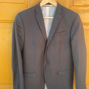 Vintage Acne kavaj  - En kavaj från acne action (namnet innan acne  studios, vilket gör det sällsynt) i mycket bra skick.  Storlek 52 (L) på lappen men skulle säga att den  sitter som en 50 (M) 
