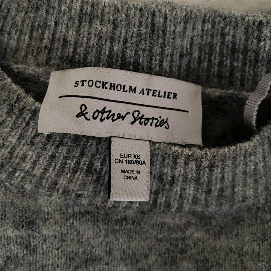 Grå stickad tröja från & Other Stories - 1