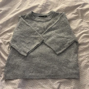 Grå stickad tröja från 157 - Mysig grå stickad tröja från 157 i storlek S. Tröjan har rund halsringning och mellan långa ärmar. Perfekt för lager-på-lager och enkel att matcha med olika outfits. Använd ungefär 1-2 ggr då ja inte kan styla den på bra sätt, så den är i väldigt bra skick och den har inga fläckar därav priset 🩷 skriv för intresse eller frågor !! 