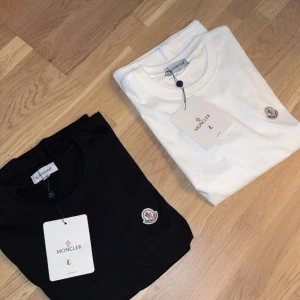 Moncler t-shirt med logga - 2 st olika t shirst båda för 1000 eller 1 för 600  hör av er! 