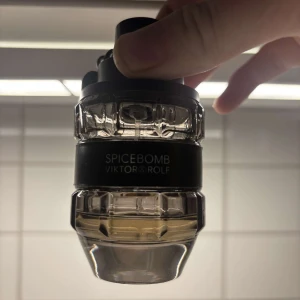 Victor&rolf spicebomb  - Hej säljer den här herr parfymen tror det är runt 15 ml kvar ungefär skriv om ni har någon fråga💕