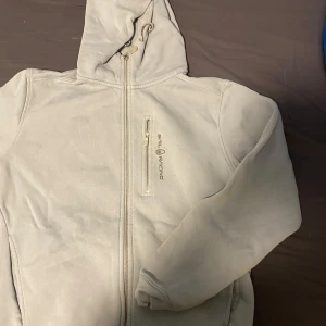 Ljusblå hoodie från Sail Racing - Super fin tröja köp 