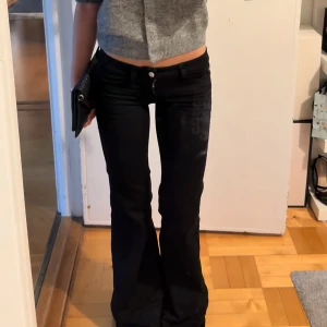 Svarta bootcut jeans - Snygga svarta flare jeans med låg midja. De är i storlek 25/32. Säljes för att de var för små för mig. Byxorna är helt nya och taggarna sitter fortfarande på.