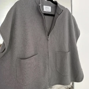 Zara - säljer denna i grå, stl 140 men passar mig som vanligtvis har S💘💘