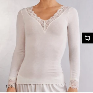 Intimissmi Vit långärmad topp med spetsdetaljer - Jätte snygg intimissmi tröja passar bäst som strlk M